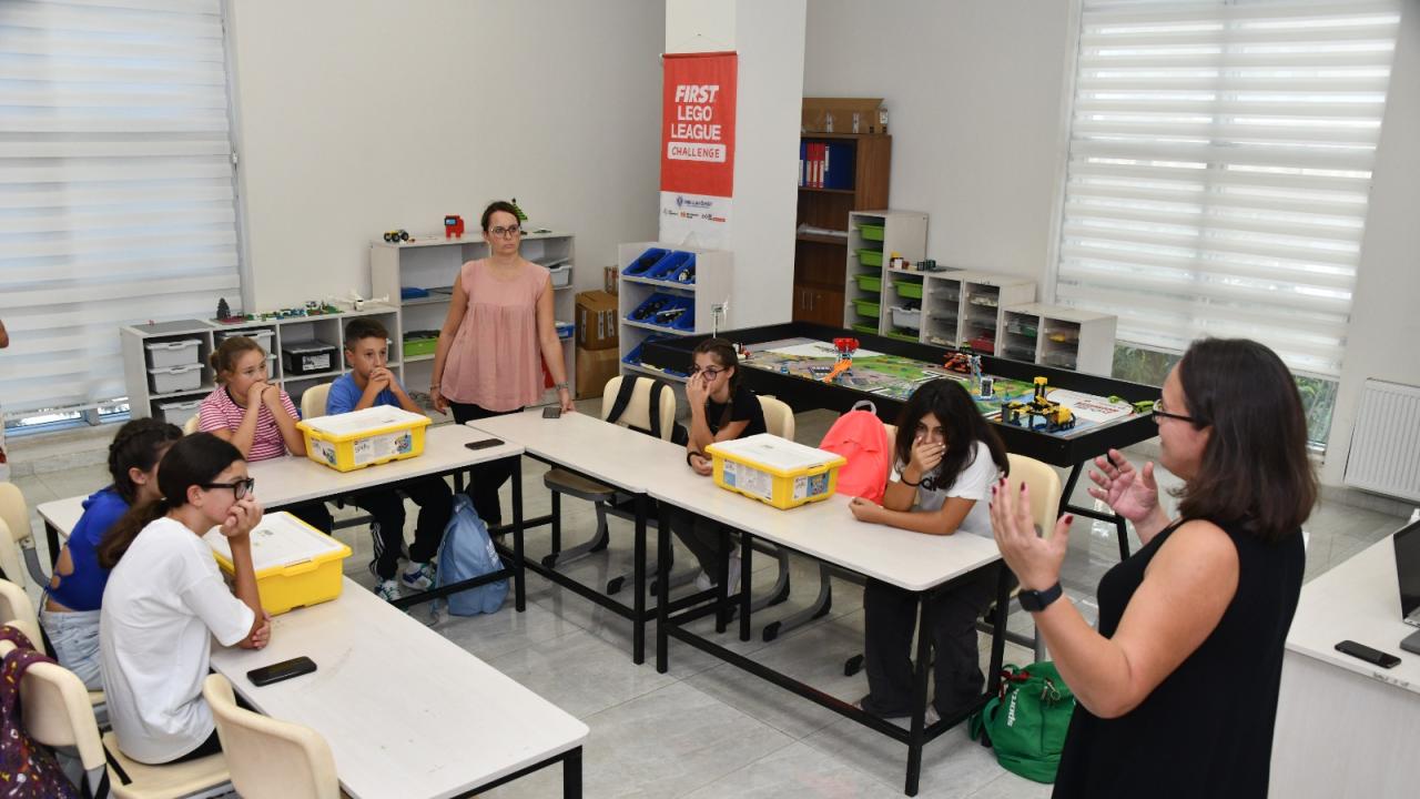 Yurt dışından gelen öğrenci ve öğretmenler Yenişehir Belediyesi Akademi’yi gezdi