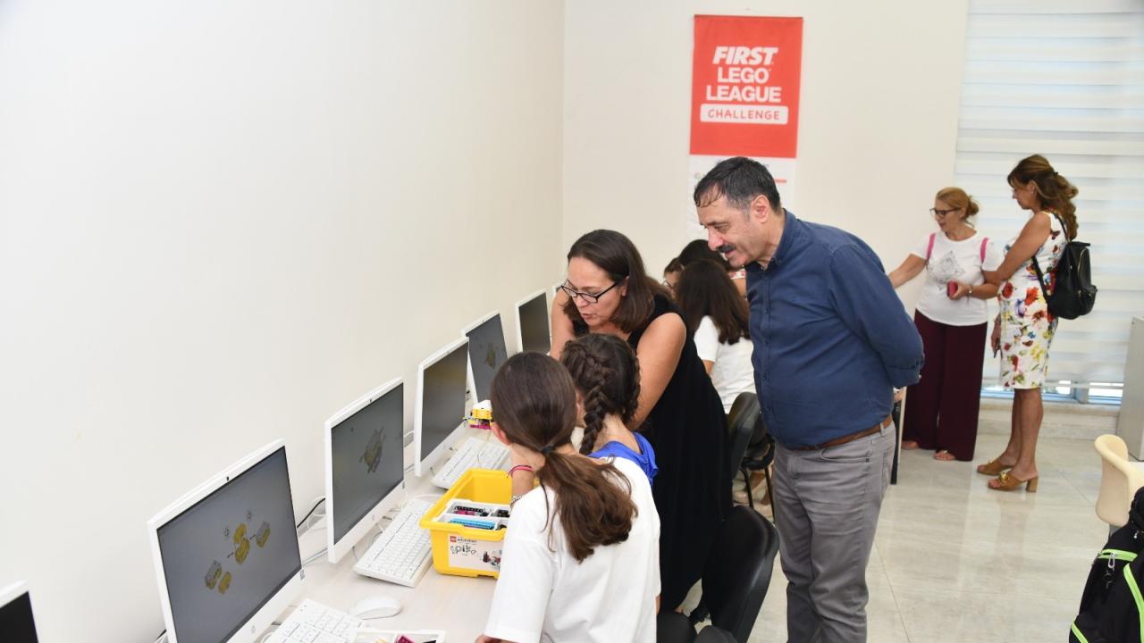 Yurt dışından gelen öğrenci ve öğretmenler Yenişehir Belediyesi Akademi’yi gezdi