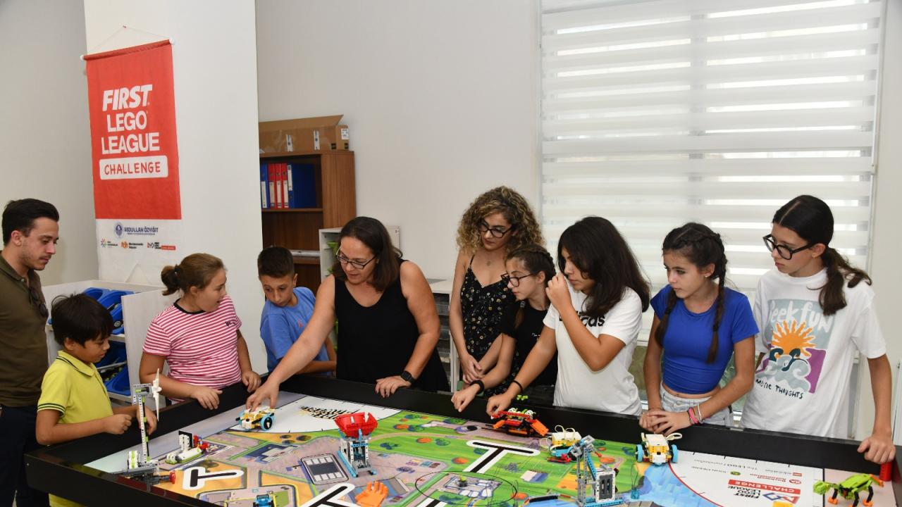 Yurt dışından gelen öğrenci ve öğretmenler Yenişehir Belediyesi Akademi’yi gezdi