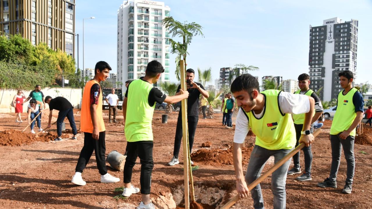 Başkan Özyiğit, öğrencilerle jakaranda fidanlarını toprakla buluşturdu