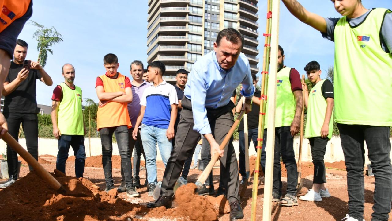 Başkan Özyiğit, öğrencilerle jakaranda fidanlarını toprakla buluşturdu