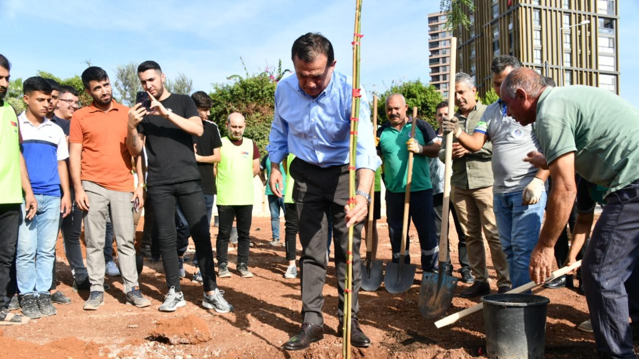 Başkan Özyiğit, öğrencilerle jakaranda fidanlarını toprakla buluşturdu