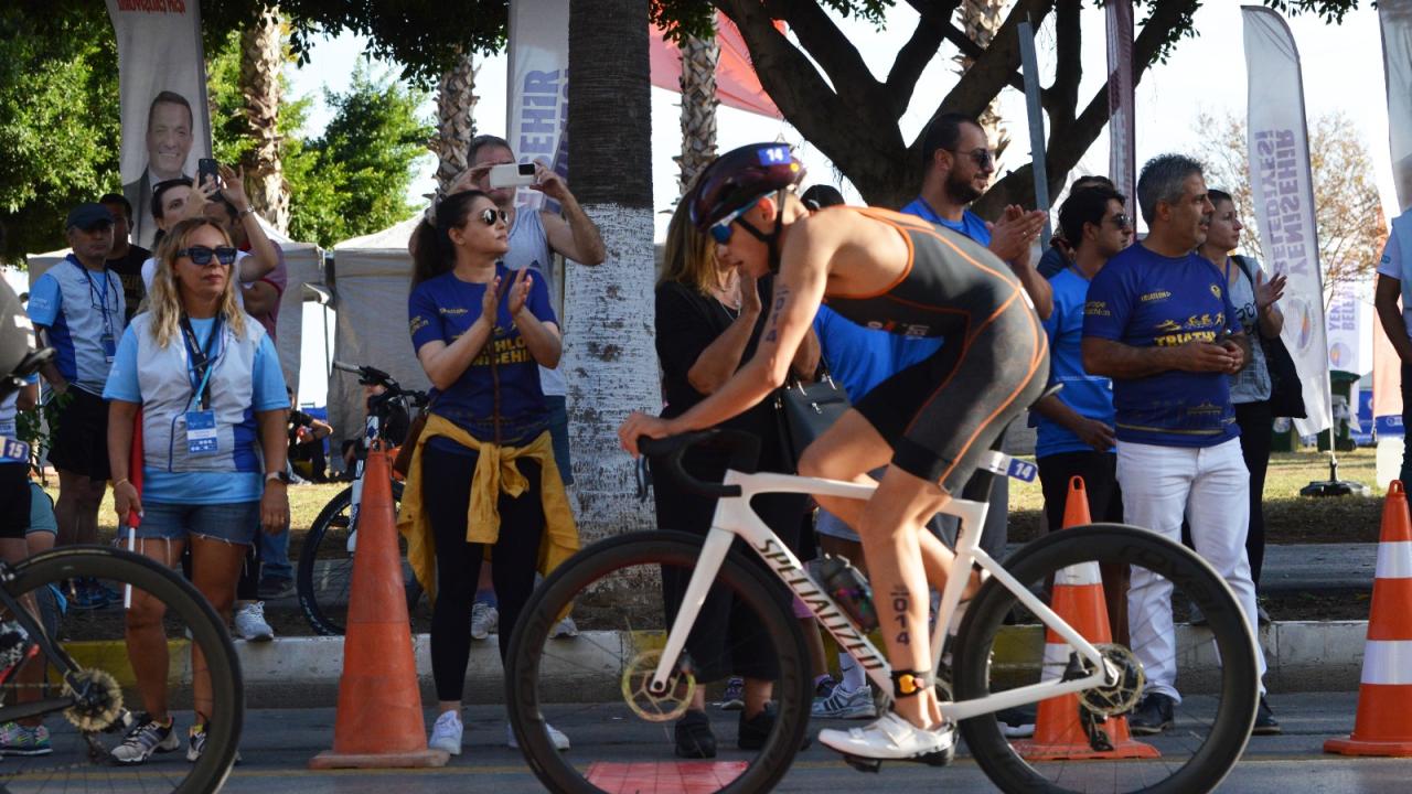 Yenişehir Avrupa Triatlon Kupası'nda milli triatlet Selinay Tuğçe Kır altın madalya kazandıYenişehir Avrupa Triatlon Kupası'nda milli triatlet Selinay Tuğçe Kır altın madalya kazandı