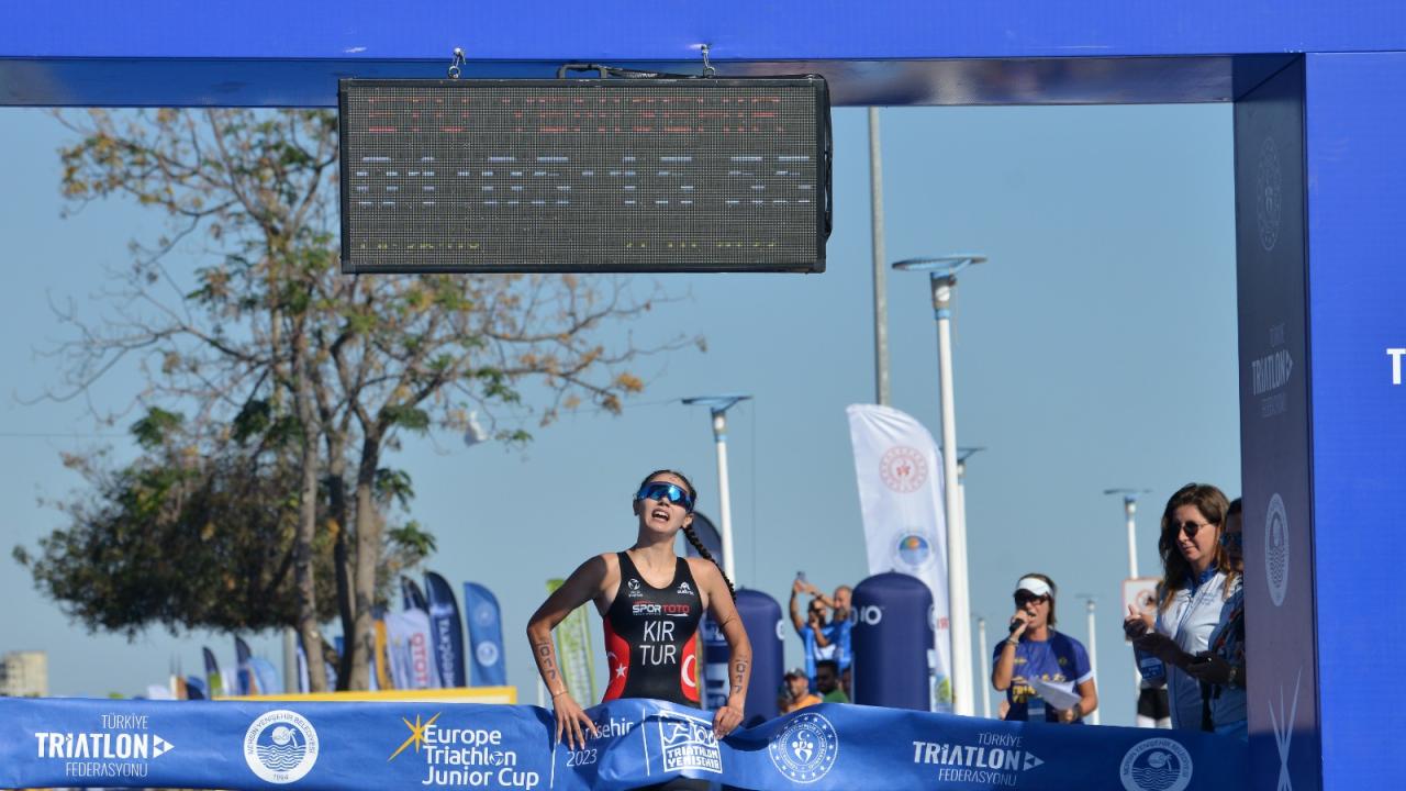 Yenişehir Avrupa Triatlon Kupası'nda milli triatlet Selinay Tuğçe Kır altın madalya kazandı