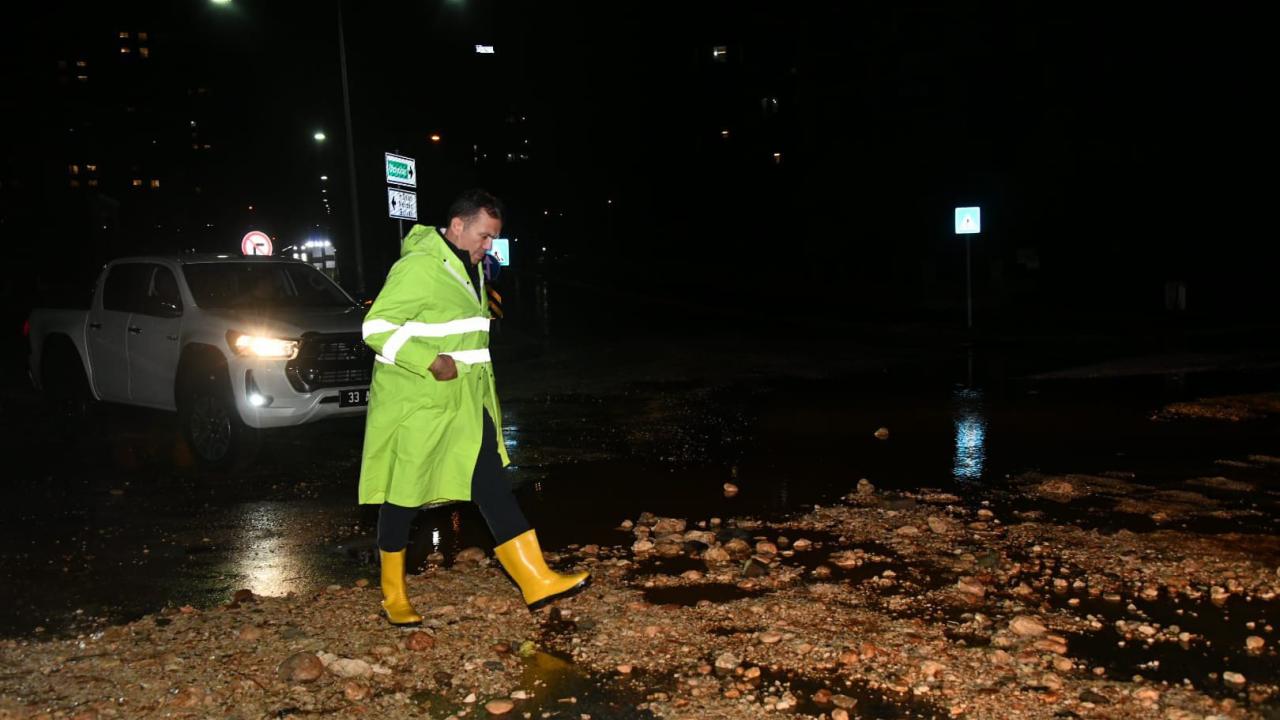Başkan Abdullah Özyiğit, gece boyunca çalışmaları yerinde inceledi