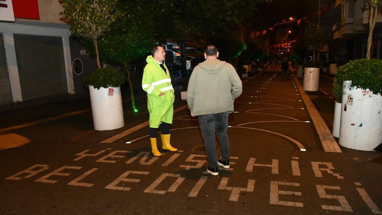 Başkan Abdullah Özyiğit, gece boyunca çalışmaları yerinde inceledi