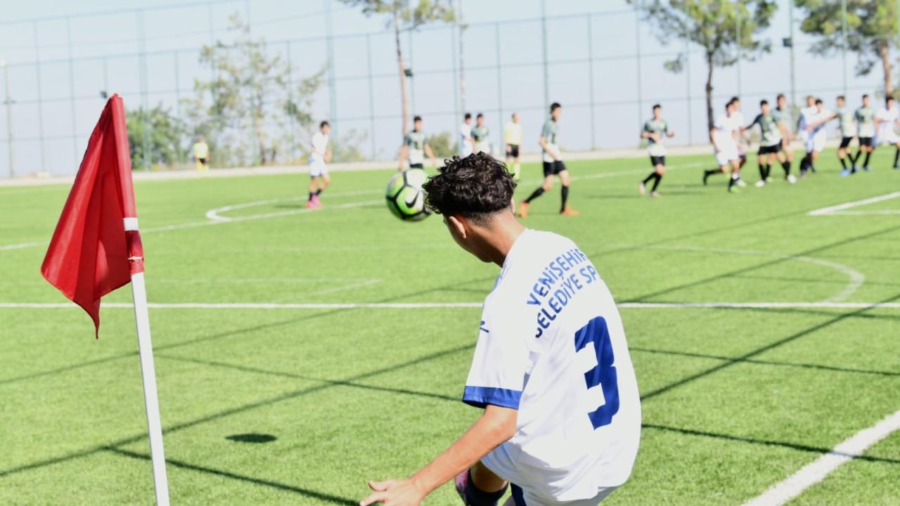 Yenişehir Belediyesi U16 Futbol Takımı namağlup lider