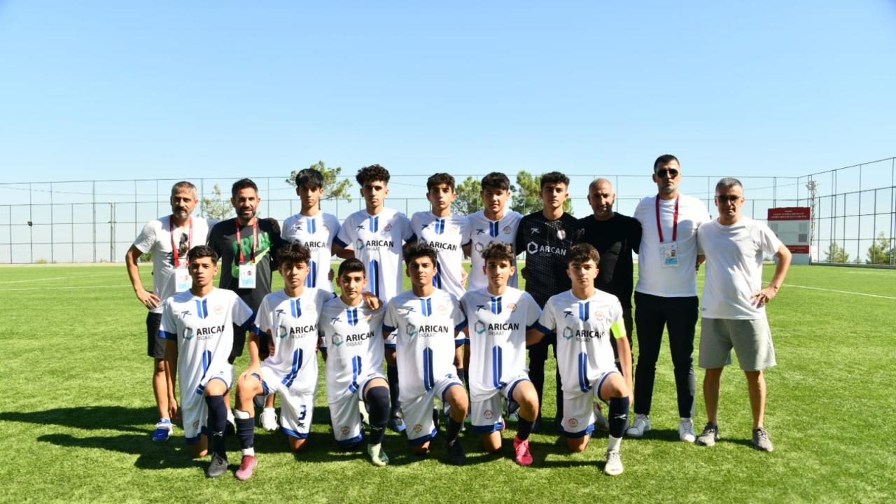 Yenişehir Belediyesi U16 Futbol Takımı namağlup lider