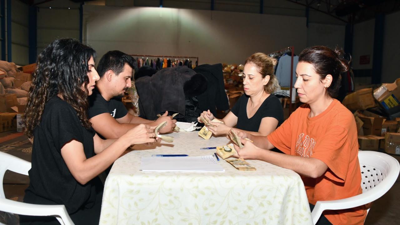 Mersin Yenişehir Belediyesi Sosyal Destek Hizmetleri Müdürlüğü ekipleri, Belediyeye ait yardım depolama merkezinde bir kolinin içerisinde değeri 450 bin TL’nin üzerinde döviz buldu. Seri numaraları tek tek yazılarak, tutanak altına alınan ve Güney Kore Won’u olduğu belirlenen paralar polise teslim edildi. Yenişehir Belediye Başkanı Abdullah Özyiğit, merkezde görev yapan ekipleri duyarlılıklarından dolayı tebrik etti.  Mersin Yenişehir Belediyesi, 6 Şubat’ta meydana gelen depremlerin ardından kurduğu yardım 