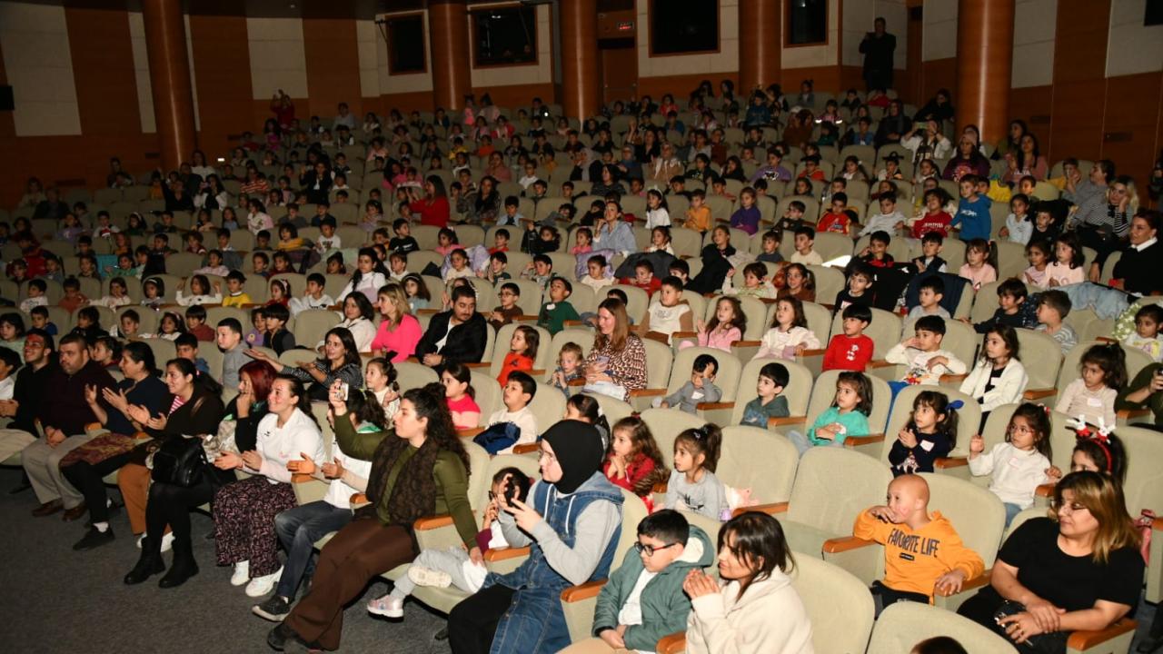 Yenişehirli çocuklar tiyatro oyunuyla hem eğlendi hem de atık yönetimi öğrendi