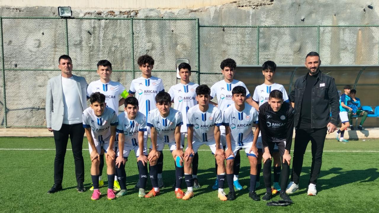 Selçuk Şahin, Yenişehir Belediyesi U16 Futbol Takımı’nın maçını izledi