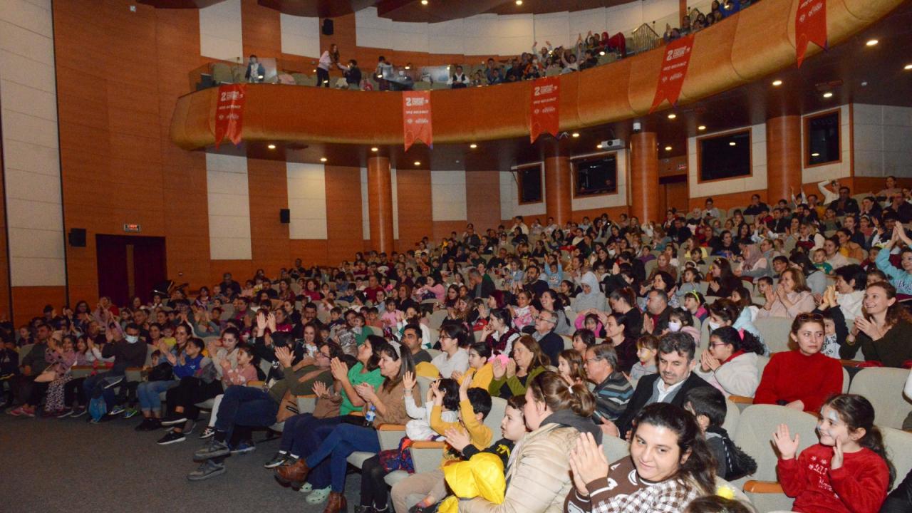 Yenişehir Belediyesi yarıyıl tatilinde 7 bin çocuğu tiyatroyla buluşturdu