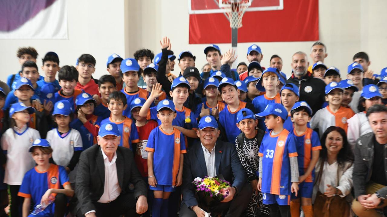 Başkan Özyiğit, sporcu çocuklar ve aileleriyle buluştu