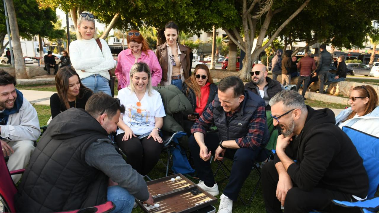 Başkan Abdullah Özyiğit gençlerle şarkı söyledi, horon oynadı