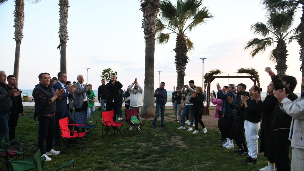 Başkan Abdullah Özyiğit gençlerle şarkı söyledi, horon oynadı