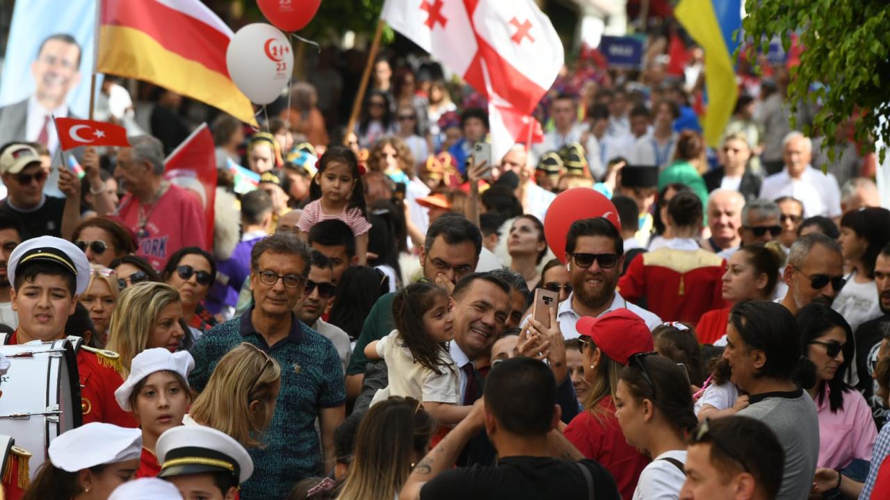 Dünya çocukları 23 Nisan’ı Yenişehir sokaklarında kutladı