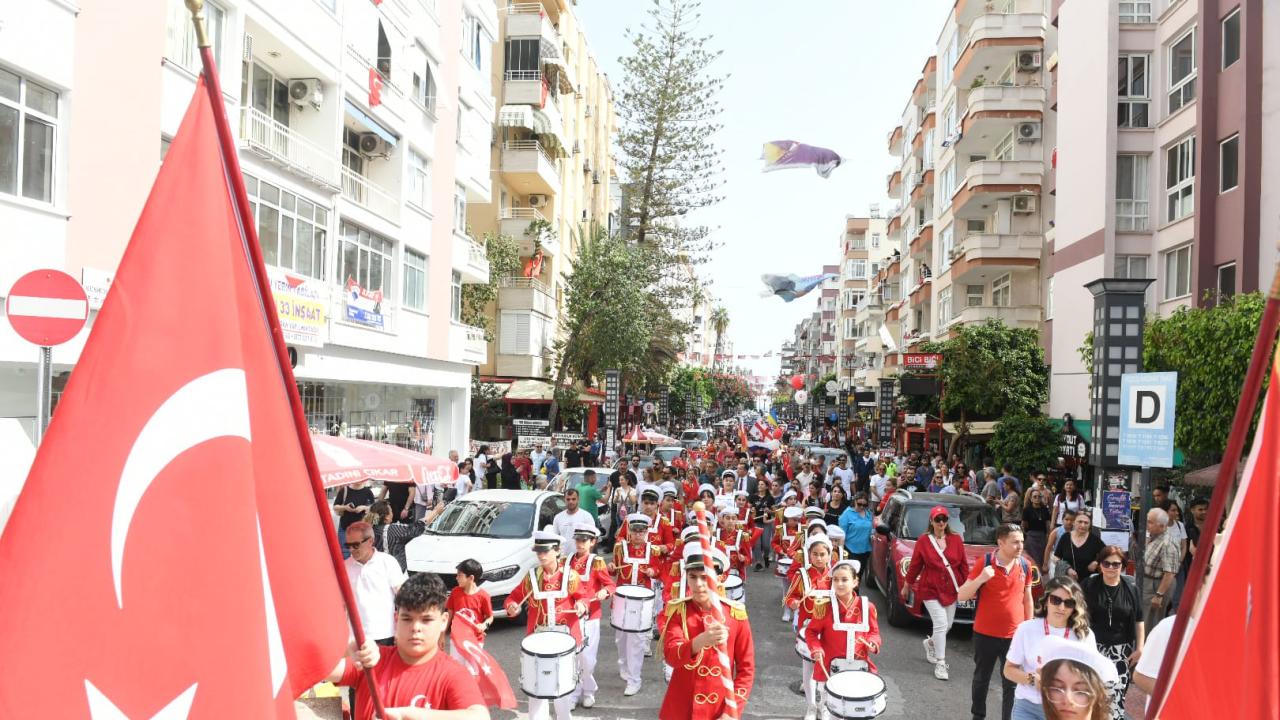 Dünya çocukları 23 Nisan’ı Yenişehir sokaklarında kutladı