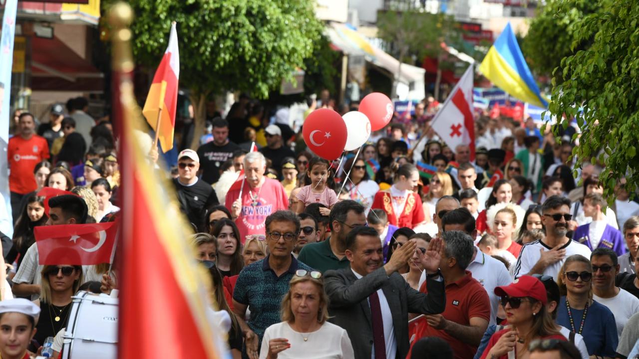 Dünya çocukları 23 Nisan’ı Yenişehir sokaklarında kutladı