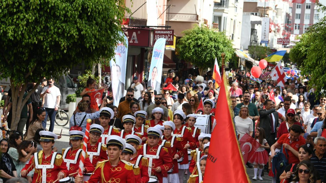 Dünya çocukları 23 Nisan’ı Yenişehir sokaklarında kutladı