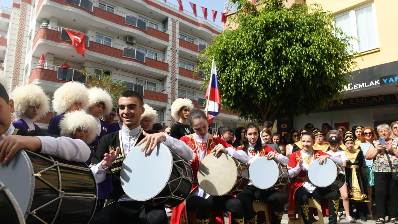 Dünya çocukları 23 Nisan’ı Yenişehir sokaklarında kutladı