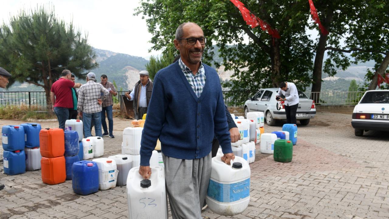 Yenişehir Belediyesi ürettiği organik solucan gübresini çiftçilere ulaştırıyor