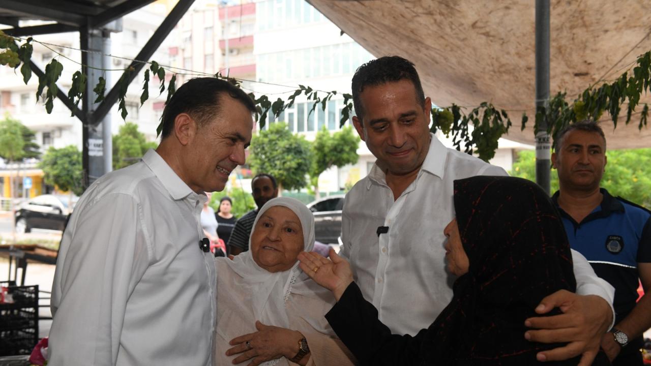 Başkan Abdullah Özyiğit, Aydınlıkevler’de semt pazarını gezdi