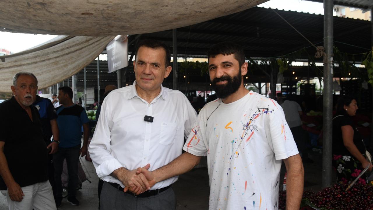 Başkan Abdullah Özyiğit, Aydınlıkevler’de semt pazarını gezdi