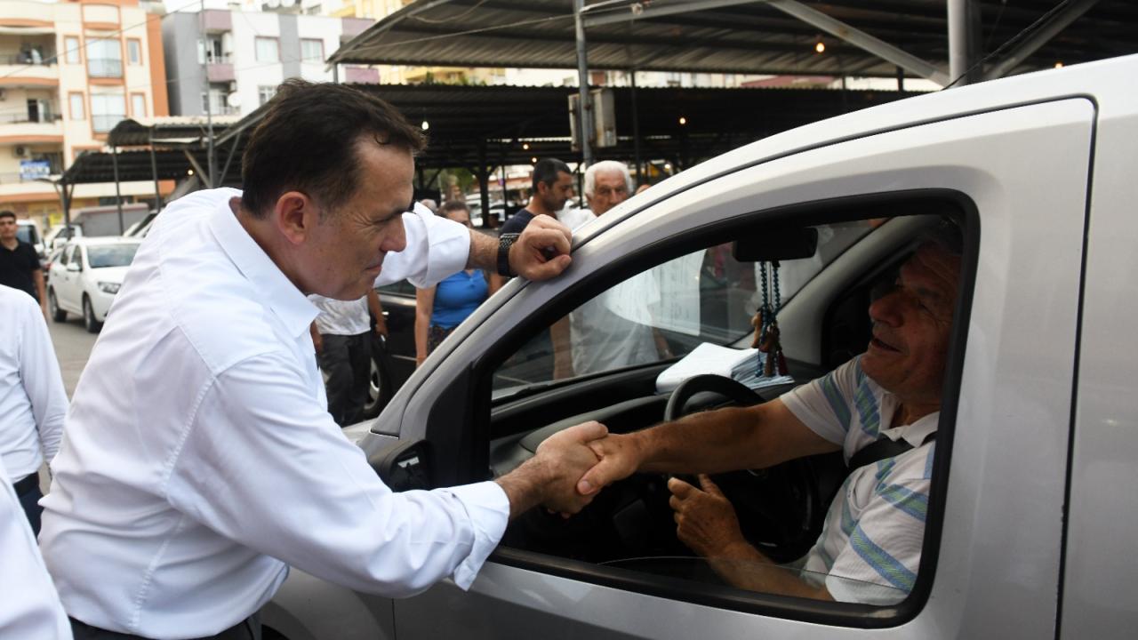 Başkan Abdullah Özyiğit, Aydınlıkevler’de semt pazarını gezdi