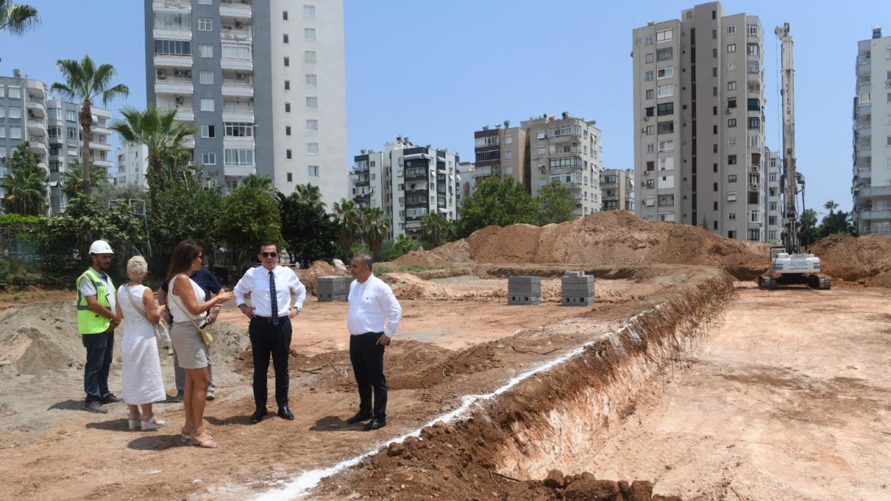 Başkan Abdullah Özyiğit, kent kütüphanesinin inşaat alanını inceledi