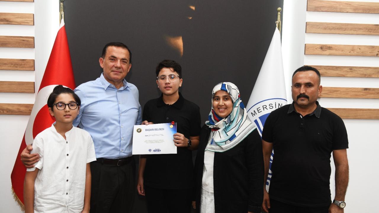 Başkan Abdullah Özyiğit, YKS ve LGS’de dereceye giren öğrencileri ödüllendirdi