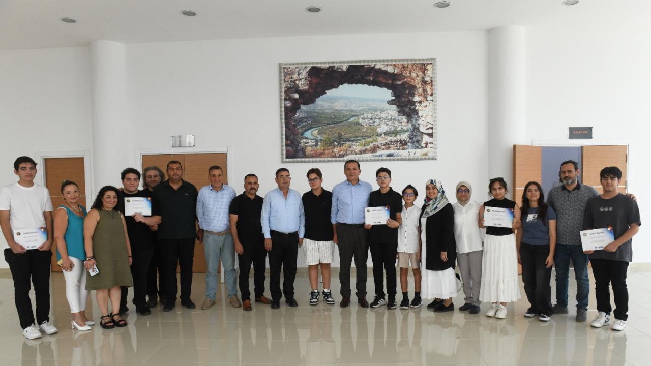 Başkan Abdullah Özyiğit, YKS ve LGS’de dereceye giren öğrencileri ödüllendirdi