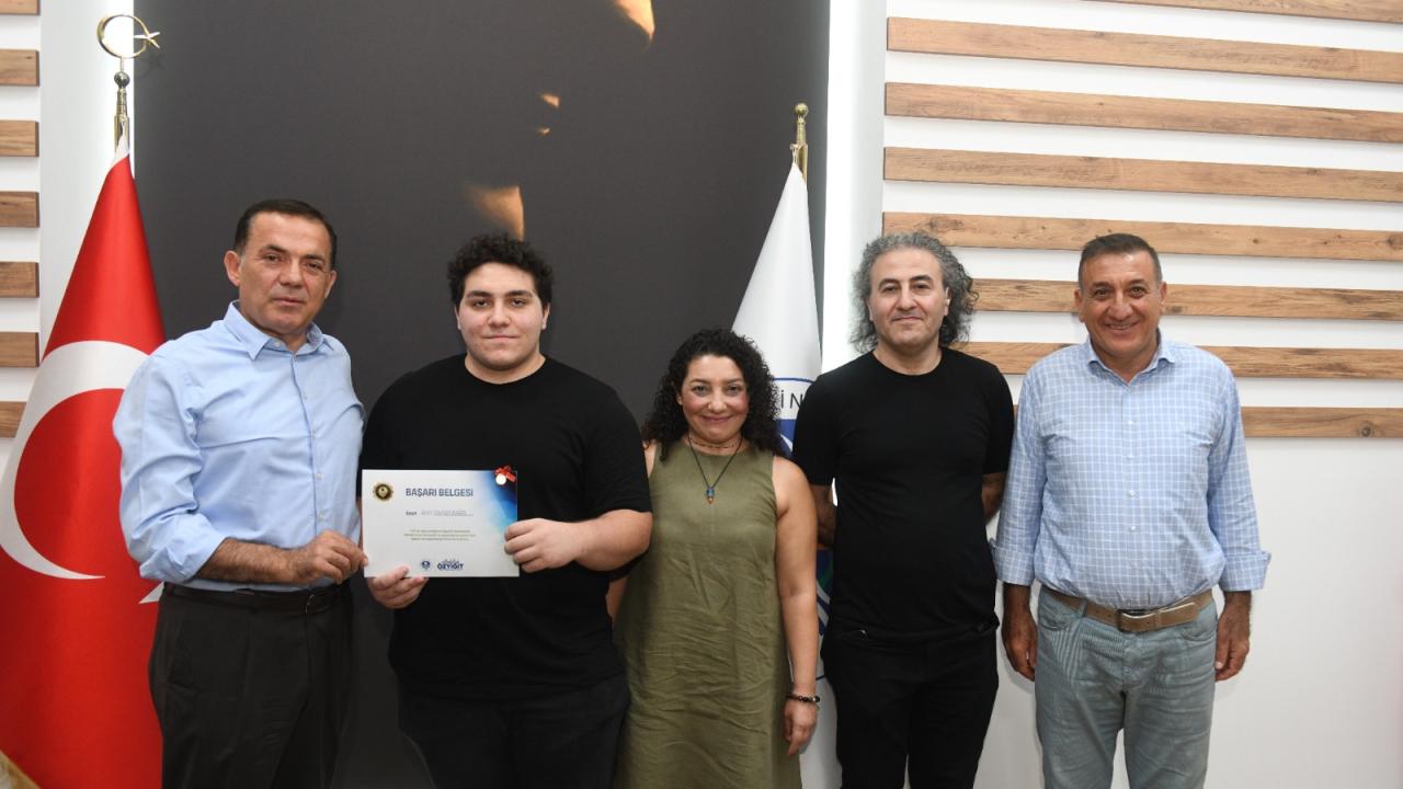 Başkan Abdullah Özyiğit, YKS ve LGS’de dereceye giren öğrencileri ödüllendirdi