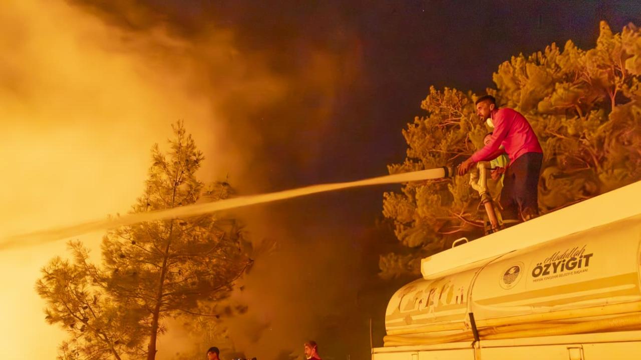Yenişehir Belediyesi Silifke’de yangın söndürme çalışmalarına destek verdi