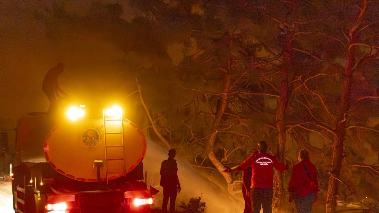 Yenişehir Belediyesi Silifke’de yangın söndürme çalışmalarına destek verdi