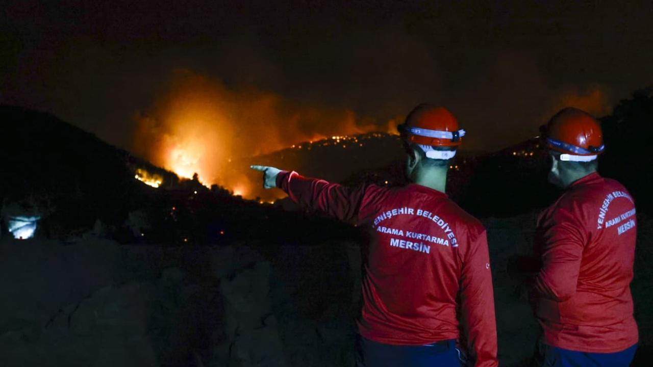 Yenişehir Belediyesi Silifke’de yangın söndürme çalışmalarına destek verdi