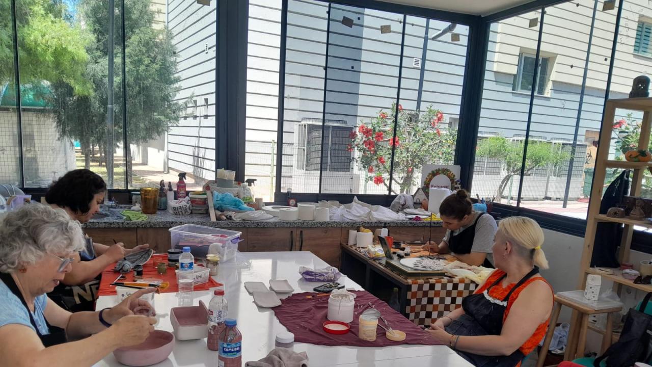 Yenişehir Belediyesinden kadınlara yönelik seramik sanatı eğitimi