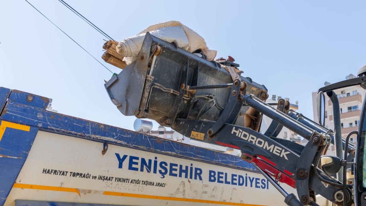 Yenişehir Belediyesi “çöp ev” niteliğindeki meskenden bir kamyon çöp çıkardı