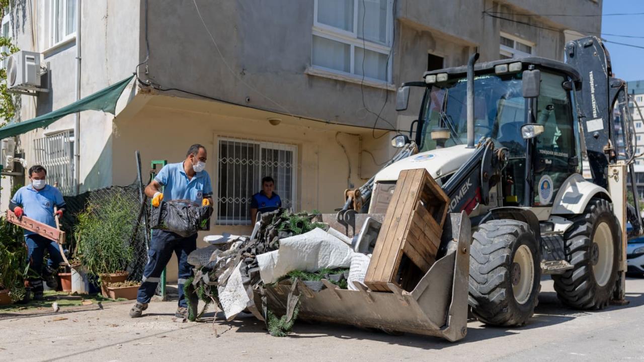 Yenişehir Belediyesi “çöp ev” niteliğindeki meskenden bir kamyon çöp çıkardı