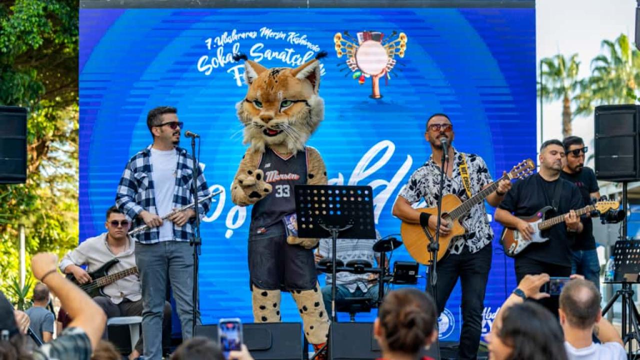 vKushimoto Sokak Sanatçıları Festivali bu yıl da on binlerce kişiyi ağırladı