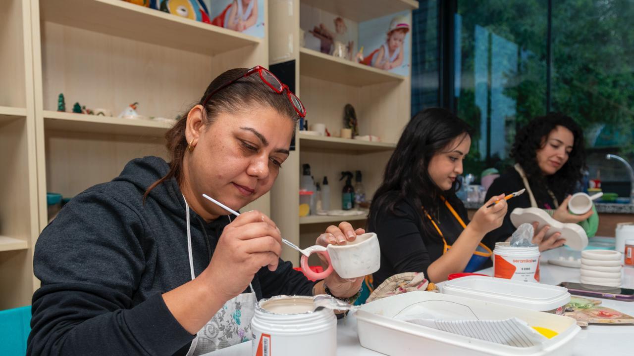 Yenişehir Belediyesinin kadınlara yönelik seramik eğitimleri başladı