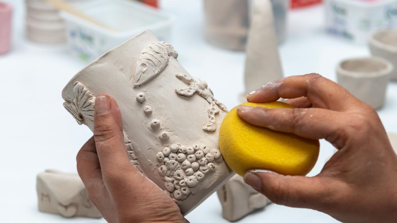 Yenişehir Belediyesinin kadınlara yönelik seramik eğitimleri başladı