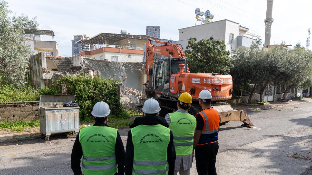 Vatandaş istedi, Yenişehir Belediyesi yıktı