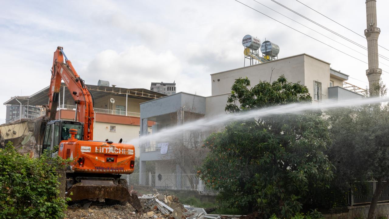 Vatandaş istedi, Yenişehir Belediyesi yıktı