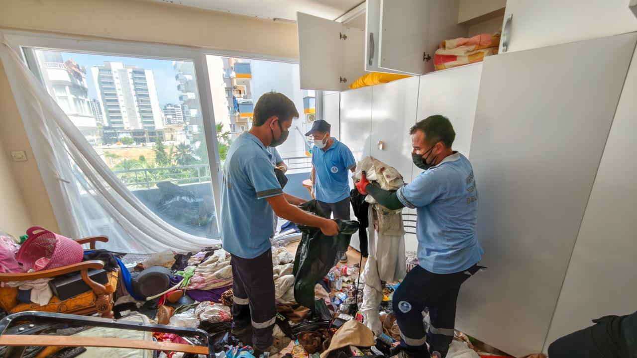 Çöp evden 5 kamyon atık çıkarıldı