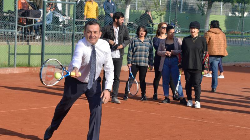 Özyiğit, ‘Çay Saatinde’ Kadınlarla Tenis Oynadı