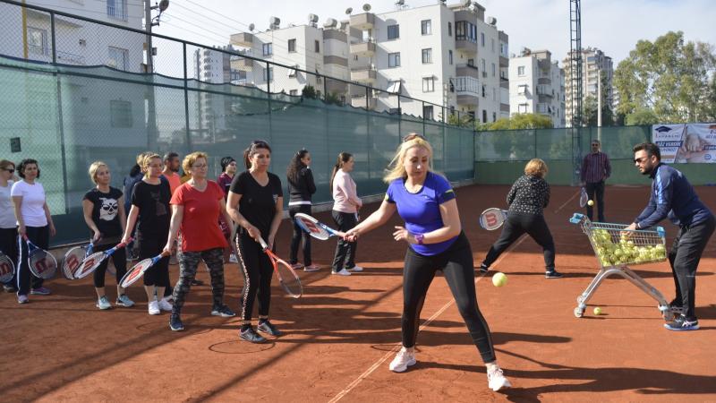 Kadınlar Tenis Öğrenmeyi Pasta Keserek Kutladı