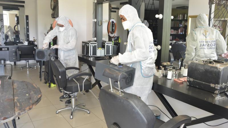 Yenişehir şimdi de berber ve kuaförleri dezenfekte ediyor