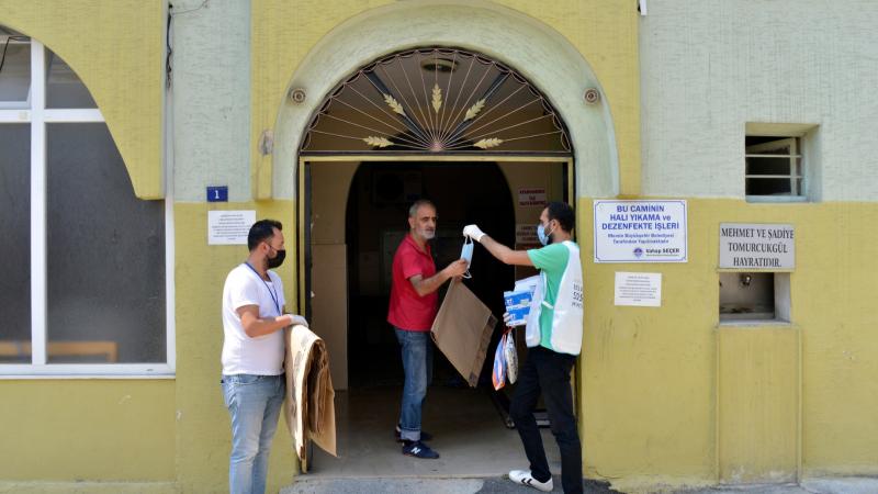 Yenişehir Belediyesinden namaz öncesi seccade ve maske