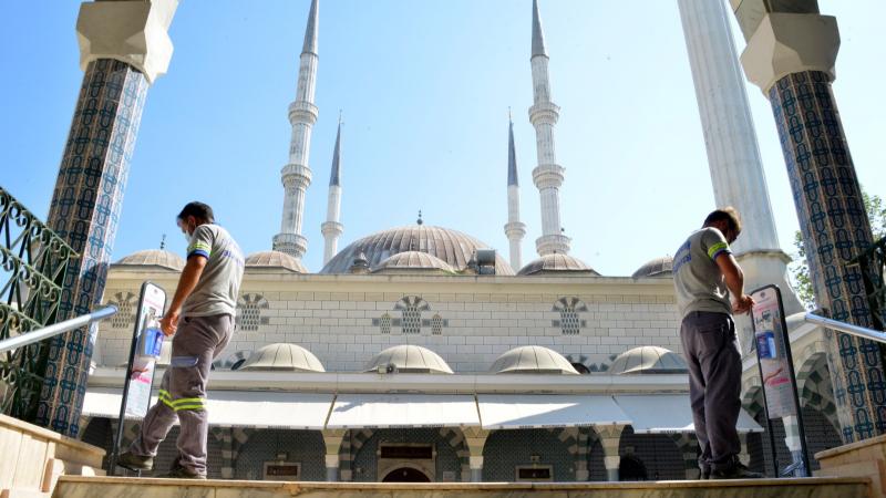 İbadethane girişlerine ayak pedallı dezenfeksiyon cihazı