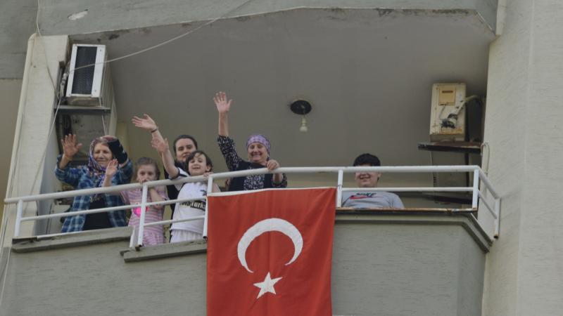 Yenişehir Belediyesi bayram coşkusunu tüm kente yaydı